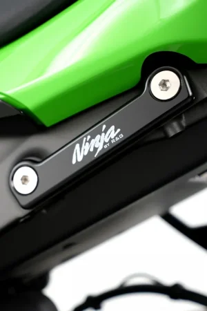 R&G - REAR FOOTREST PLATE, BLACK - Accessories - Voor Kawasaki ZX6-R Wereldwijde Verzending