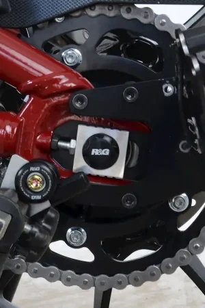 Op = Op R&G - BLANKING PLATE, REAR SPINDLE, LHS - Accessories - Geschikt voor Indian FTR1200(S) 19-