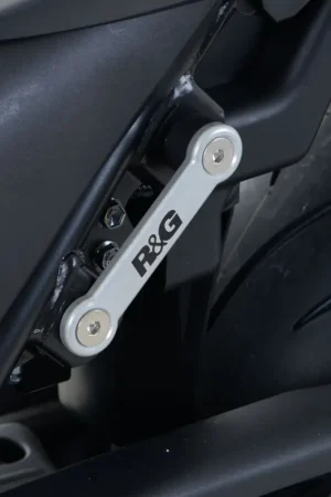 R&G - REAR FOOTREST PLATE, BLACK - Accessories - Compatibel met Suzuki SV650 Aanbieding