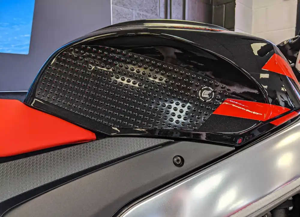 R&G - EAZI-GRIP CLEAR TANK GRIPS -EVO - Voor Aprilia RSV4 en Tuono V4 Authentiek