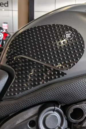 Gratis Verzending R&G - EAZI-GRIP BLACK TANK GRIPS - EVO - Geschikt voor Ducati Monster 2021-2024